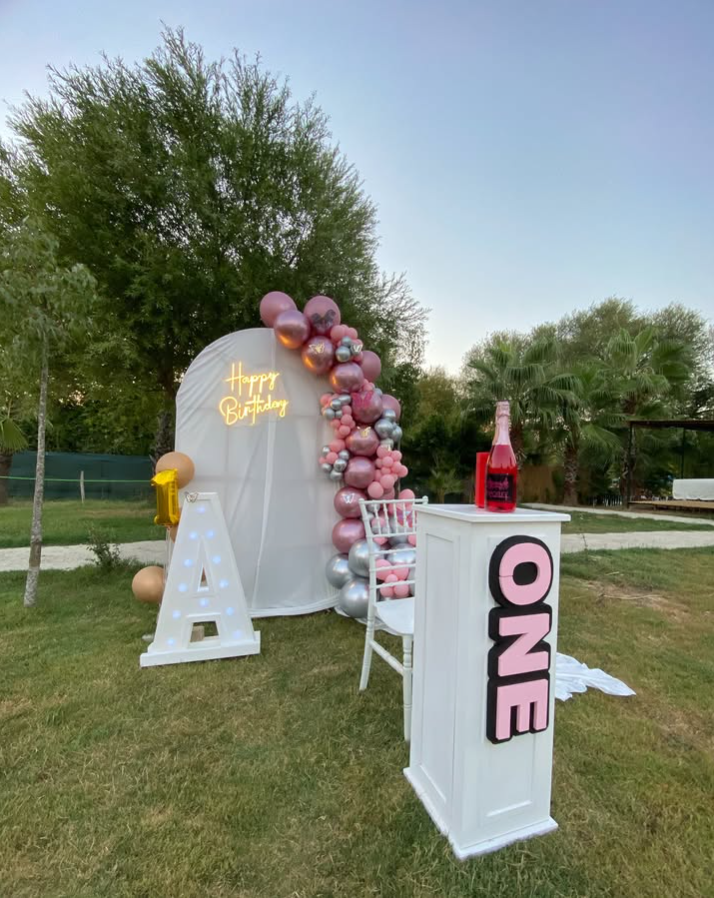 Pembe balonlu doğum günü organizasyonu